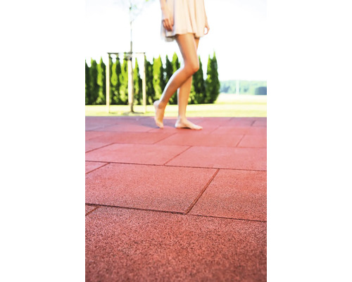 Verbundpflastersteine aus Gummi auf einer Terrasse mit einer Frau, die barfuß darauf läuft.
