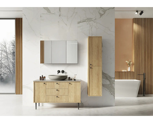 Modernes Badezimmer mit Waschtischunterschrank, Spiegel, Hochschrank und Badewanne vor einer Marmorwand.