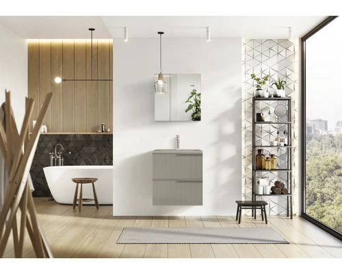 Helles Badezimmer mit Waschtisch, Spiegelschrank, Regal und freistehender Badewanne