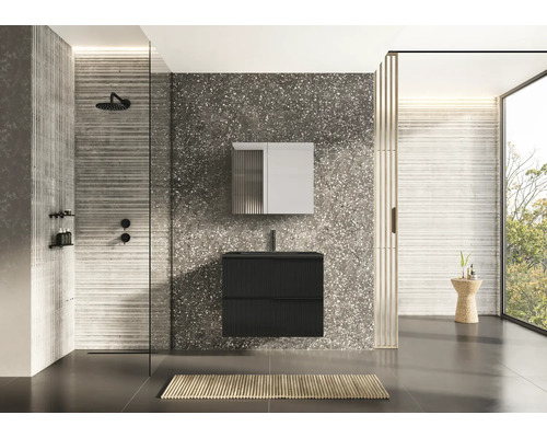 Salle de bain moderne avec douche, meuble sous-lavabo et armoire de toilette.