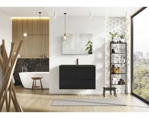 Salle de bains avec meuble sous-lavabo, armoire de toilette, baignoire et étagère