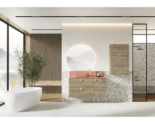 Helles Badezimmer mit Badewanne, Waschtisch mit Spiegel, Hängeschrank und Dusche