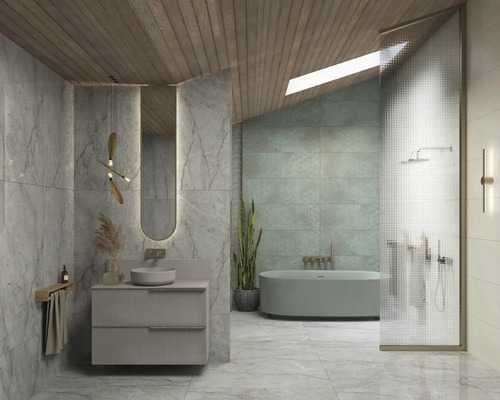 Salle de bain lumineuse avec baignoire, meuble-lavabo, miroir et éléments en bois au plafond