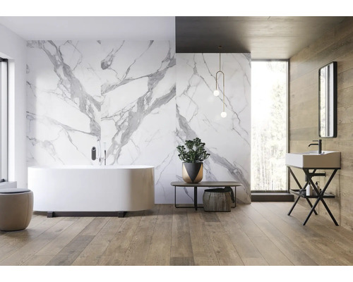 Helles Badezimmer mit Badewanne, Waschtisch, Spiegel und Marmorwand