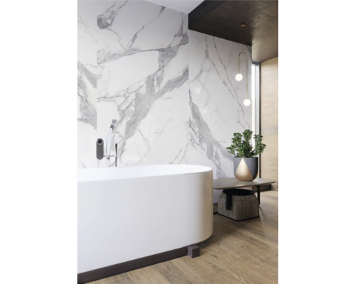 Modernes Badezimmer mit freistehender Badewanne, Marmorwand und Holzboden.