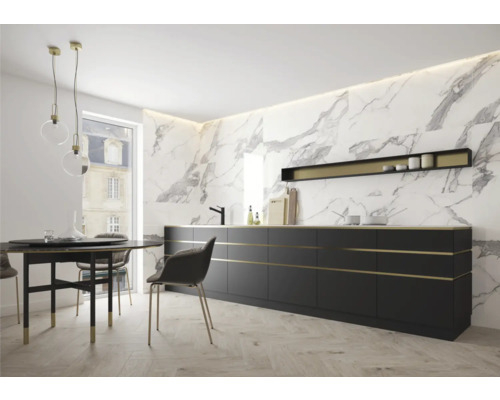 Moderne Küche mit Esstisch, Stühlen und Küchenzeile vor einer Marmorwand