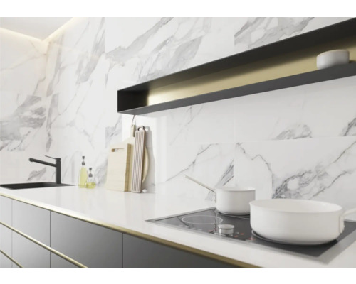 Moderne Küche mit Marmorwand, Spüle, Kochfeld und Küchenutensilien