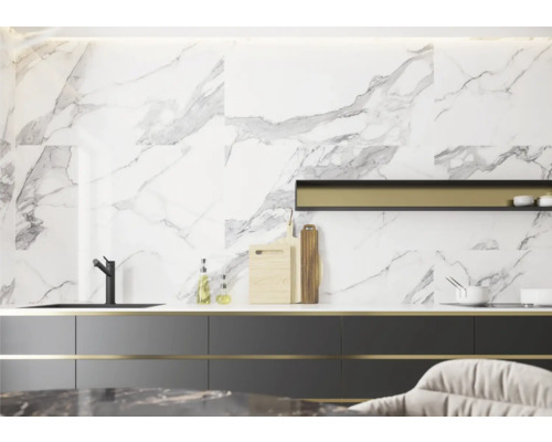 Helle Küche mit Marmorfliesen an der Wand und dunklen Küchenschränken