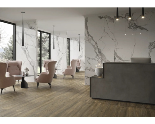 Innenraum mit Marmorwand, Holzboden und Sitzecke