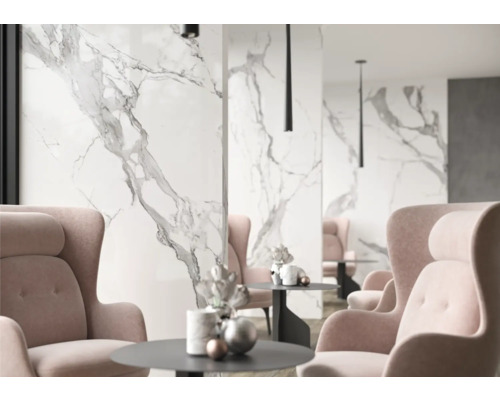 Elegantes Interieur mit Marmorfliesen und rosa Sesseln.