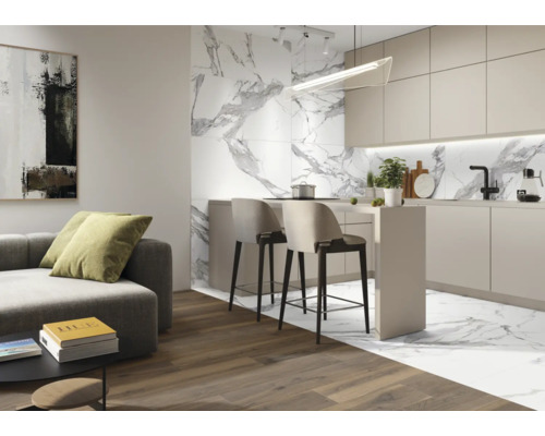 Heller Wohnraum mit Sofa, Küchenzeile und Marmoroptik