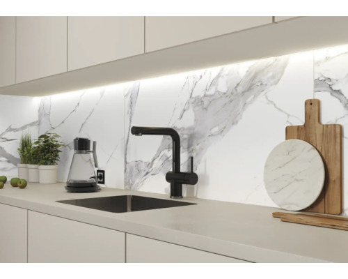 Moderne Küche mit schwarzem Wasserhahn, Spüle und Marmoroptik