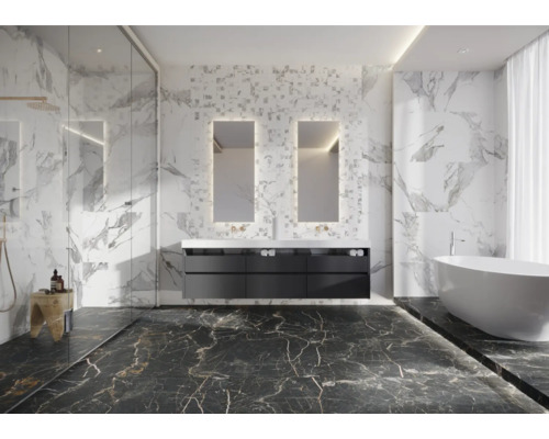 Modernes Badezimmer mit Marmorfliesen, Waschtisch, Spiegeln und Badewanne