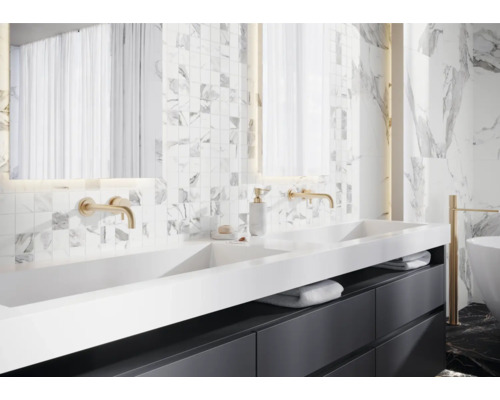 Helles Badezimmer mit Doppelwaschtisch, Mosaikfliesen und Spiegel