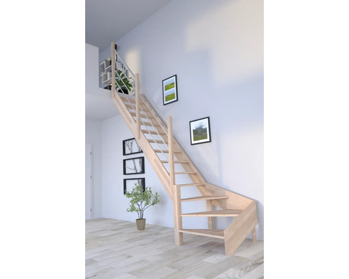 Holztreppe im hellen Wohnraum mit Wanddekoration und Zimmerpflanzen