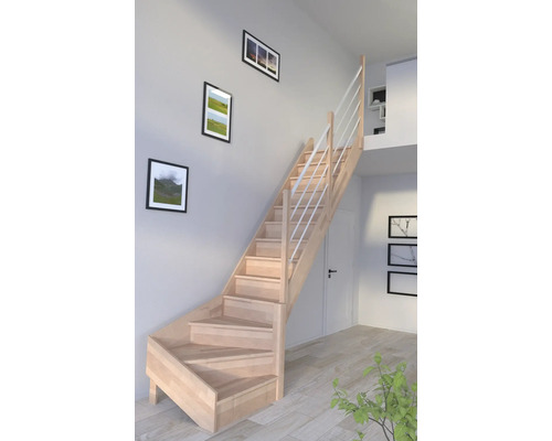 Holztreppe mit weißem Geländer in einem hellen Raum