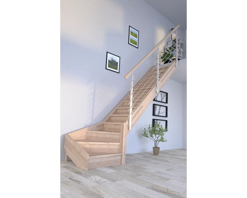 Holztreppe mit Geländer im Innenraum