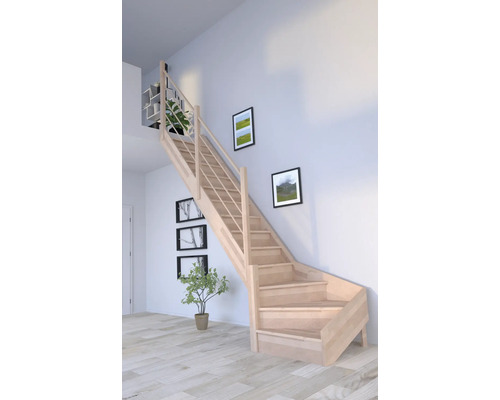 Holztreppe im Wohnraum mit Treppengeländer und Wanddekoration.