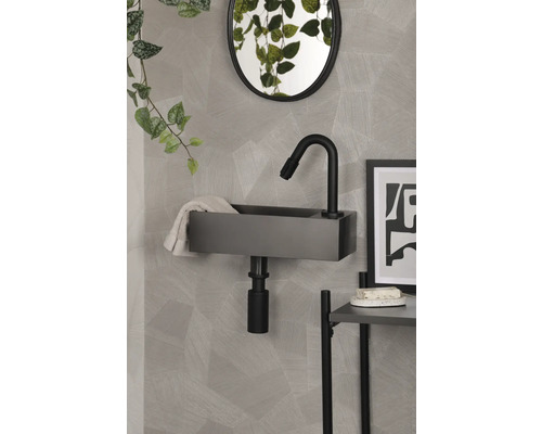 Salle de bain avec lavabo, robinet, miroir et décoration