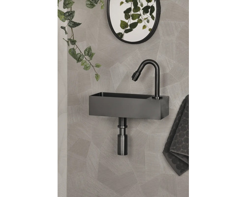 Modernes Badezimmer mit rechteckigem Waschtisch, Armatur und Spiegel