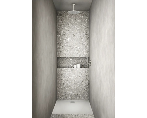 Duschkabine mit Kopfbrause, eingebautem Regal und grauen Natursteinfliesen