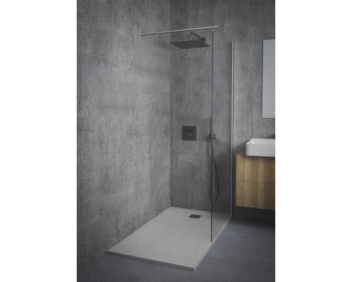 Salle de bains avec douche, receveur de douche, pommeau de douche et lavabo