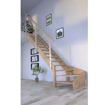 Holztreppe mit Metallgeländer im Innenraum