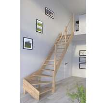 Holztreppe mit Geländer in einem hellen Raum