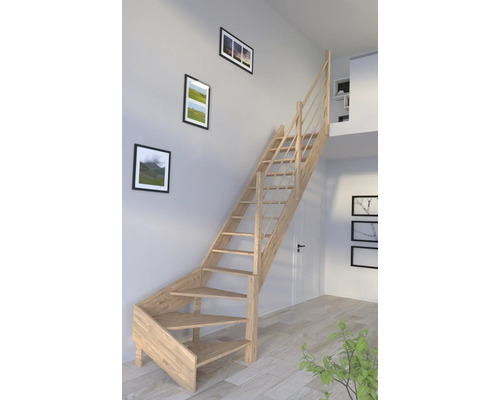 Holztreppe mit Geländer in einem hellen Raum