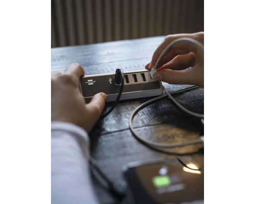 USB-Hub mit mehreren angeschlossenen Geräten