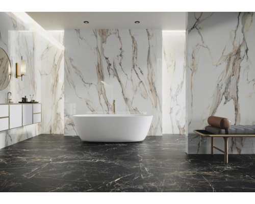 Salle de bains lumineuse avec baignoire îlot, meuble-lavabo et carrelage en marbre