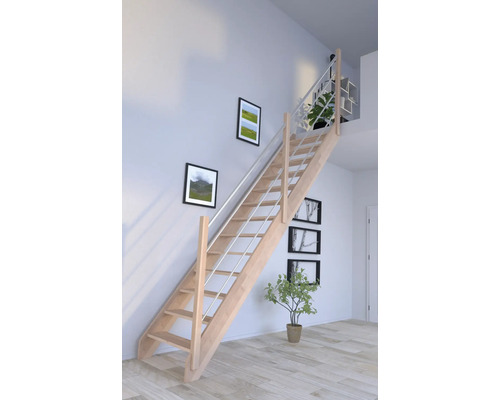 Holztreppe mit Metallgeländer in einem hellen Raum