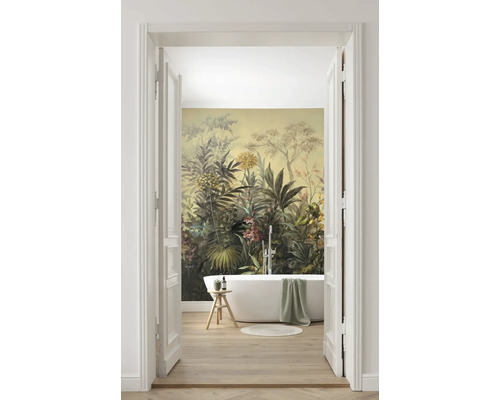 Salle de bains avec baignoire et papier peint photo jungle, vue à travers une porte ouverte.