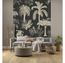 Salon avec papier peint foncé à motifs de palmiers, canapé et table ronde