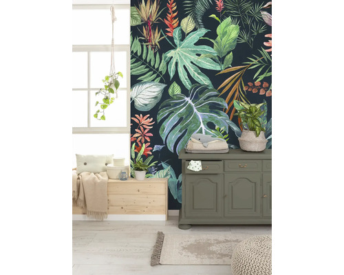 Wohnraum mit botanischer Tapete, Kommode und Holzhocker