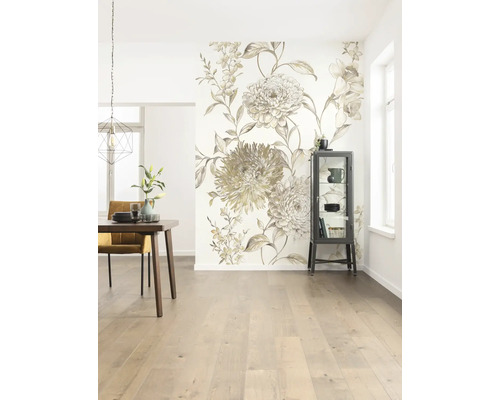 Helles Wohnzimmer mit Esstisch, Vitrine und Fototapete mit Blumenmuster