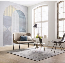 Salon avec canapé, chaise, tapis et décoration murale