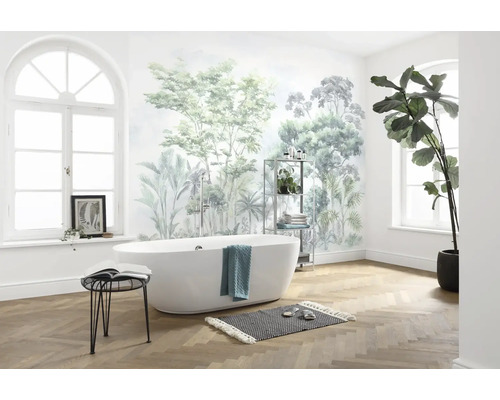 Badezimmer mit Badewanne, Regal, Hocker, Teppich und tropischer Fototapete