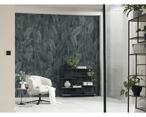 Papier peint panoramique intissé P254-VD3 Bain de Feuilles 3 pces 300 x 250 cm Salon avec fauteuil, étagère et revêtement mural à motif de feuilles