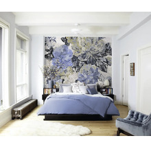 Chambre lumineuse avec un lit orné de papier peint floral.