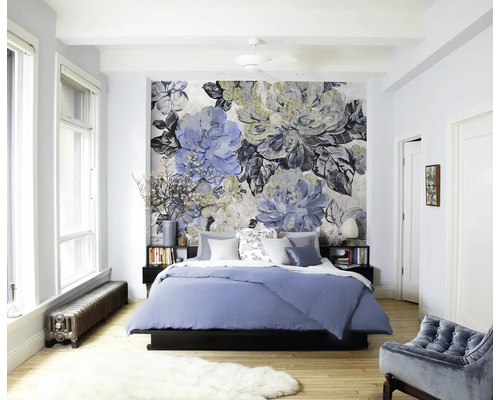 Helles Schlafzimmer mit einem Bett, das mit floralen Tapeten geschmückt ist.