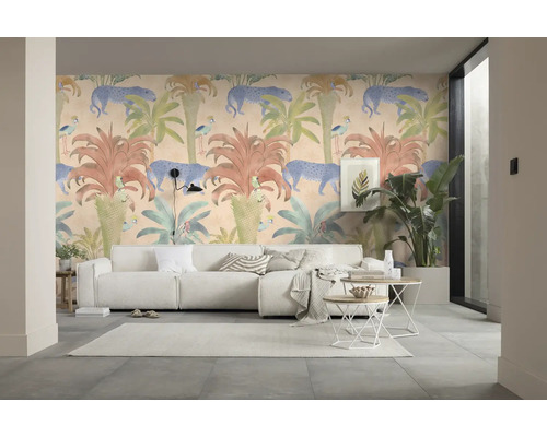 Papier peint panoramique intissé P274-VD3 Safari Pattern 3 pces 300 x 250 cm Salon avec canapé et papier peint jungle avec motifs de plantes, léopards bleus et oiseaux exotiques.