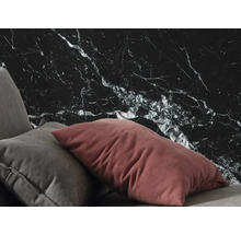 Dekorative Wand mit Marmoroptik und Kissen auf Sofa