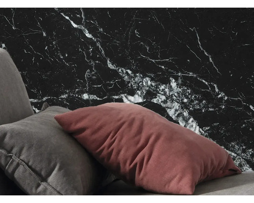 Papier peint panoramique intissé P041-VD4 Marble Nero 4 pces 400 x 250 cm Mur décoratif aspect marbre et coussins sur canapé