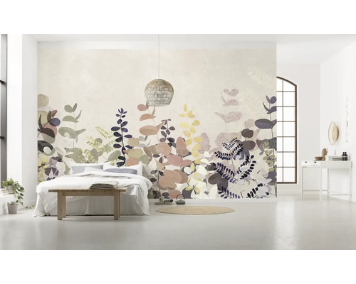 Papier peint panoramique intissé P255-VD4 Foggy Shrub 4 pces 400 x 250 cm Chambre claire avec papier peint à motifs, lit, table et éclairage.