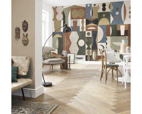 Papier peint panoramique intissé P258-VD4 Tribal Tiles 4 pces 400 x 250 cm Salon avec papier peint graphique grand format, parquet en chevrons et mobilier moderne.