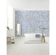 Salle de bains avec baignoire îlot, miroir et papier peint à motifs