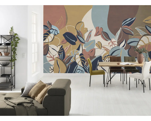 Salon avec papier peint à motifs, canapé, étagère et table à manger