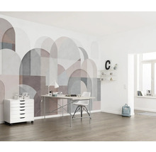 Helles Arbeitszimmer mit geometrischer Fototapete, Schreibtisch, Rollcontainer und Stuhl