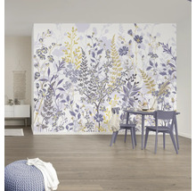 Wohnraum mit Blumentapete, Tisch und Stühlen